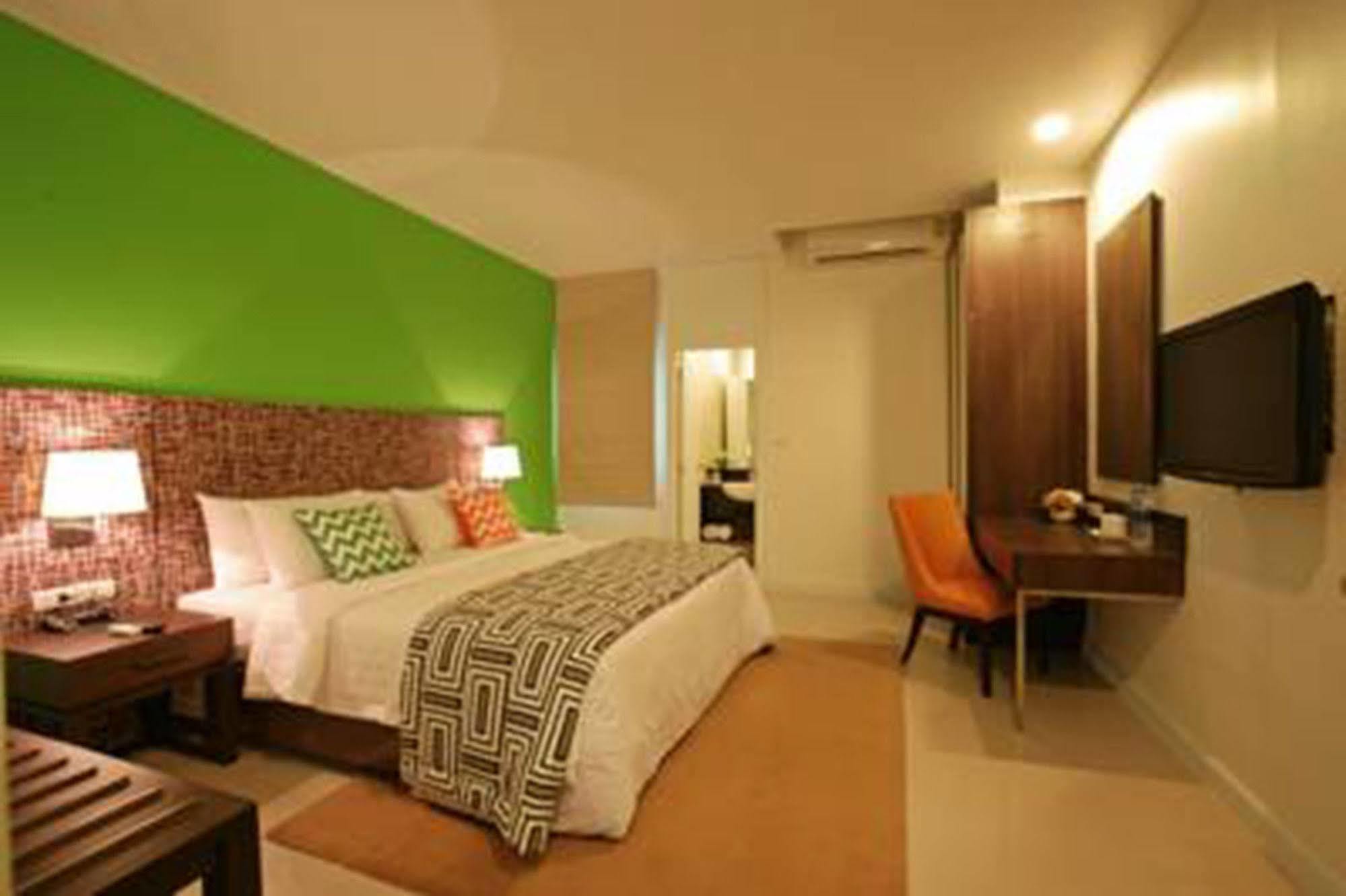 Legacy Hotel Bangkok Sukhumvit Exterior photo